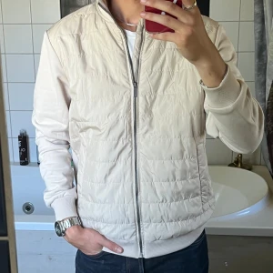 Beige Cardigan storlek M - Riktigt fräsch beige cardigan av märket Bläck i storlek M.  Skriv gärna om du har några frågor eller vill ha fler bilder👍