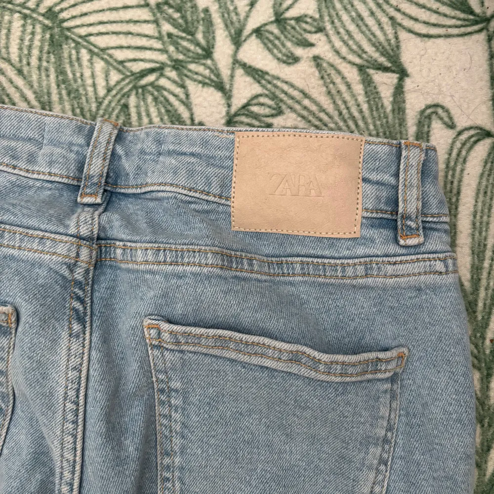 Ljusblå jeans från Zara, prislapp av men aldrig använda. Storlek 36, men skulle säga som en 34. Bra skick. Jeans & Byxor.