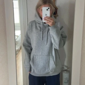 hoodie  - Säljer denna hoodie från Nelly 