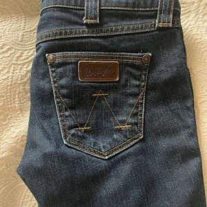 Mörkblå skinnyjeans Wrangler - strl W29 L32 - Ett par mörkblå skinnyjeans från Wrangler, i fint skick! Sköna på!