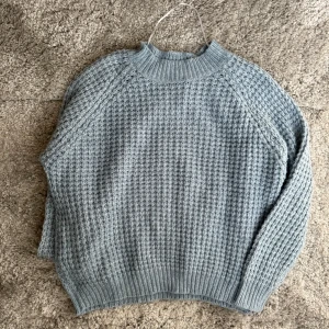Stickad - Blå stickad tröja som passar perfekt nu till hösten och som knappt har använts!💞💞