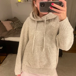 Stickad hoodie - Såå snygg hoodie från HM med slits på sidorna, bra skick❣️  
