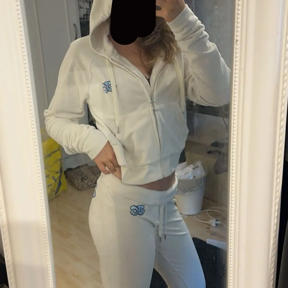 Vintage unikt beige juicy couture set med blåa detaljer. Super skön. Köpt second hand, i jätte bra skick. . Hoodies.