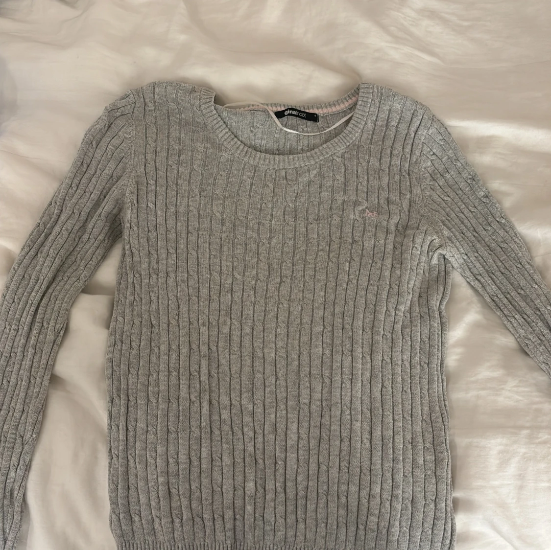 Grå stickad tröja