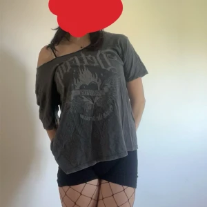 Tröja  - En tröja köpt på h&m. Jag har klippt av kragen för att den ska bli mer off shoulder men annars är den i väldigt bra skick