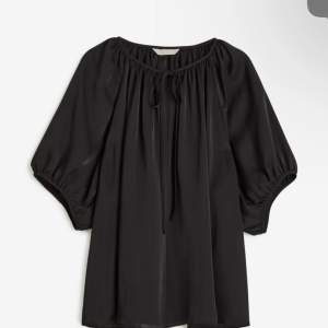 Säljer denna jätte fina satinblus från H&M i s. Är försiktigt använd och är i mycket bra kvalite.   Säljer denna blus för 150kr + frakt💞