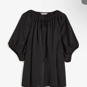 Satinblus - Säljer denna jätte fina satinblus från H&M i s. Är försiktigt använd och är i mycket bra kvalite.   Säljer denna blus för 150kr + frakt💞