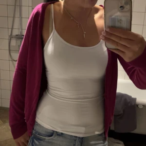 Fin Zara kofta - Lilarosa kofta perfekt till hösten🍁🍁 Kommer inte till användning och är storlek L men sitter mycket tajt pga tvätt och att den är från dem äldre kollektionerna från zara🫶 Jag skulle säga att den sitter som S/M men mer åt S Själv är jag storlek M