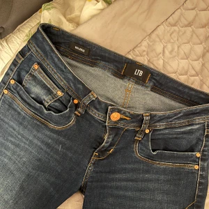 Ltb jeans valerie - Säljer dessa low waist bootcut jeans från Ltb i storlek W27 L34 modellen heter valerie. Jättebra skick då dem aldrig är använda💗