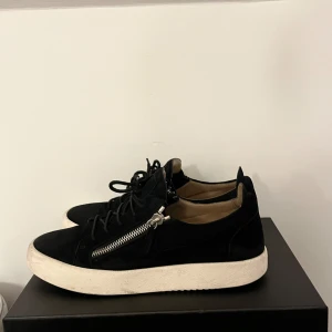 Giuseppe Zanotti  - Strl 45  I bra skick, inte genomgått mycket användning och tagits hand om med omsorg  Köpta för runt 550€ nya  Pris är diskuterbart Kan mötas i Sthlm