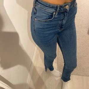 Säljer ett par snygga blå jeans med slits från zara i storlek 36. perfekta för både vardag och fest! 🥳Se bilder för måtten-innerbenslängen är 83