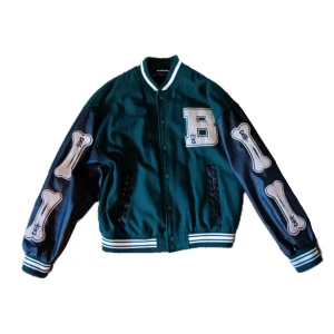 Aelfric eden varsity/college jacka - L - Varsity/collave jacka av Aelfric Eden I mycket bra skick - Inga skador Storlek L - ca 64 cm lång Hör av dig om met bildet önskas