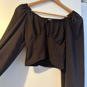 Topp Bikbok  - Säljer min fina bruna topp från Bikbok 🤎 Storlek xs  Ny skick använd 3 ggr   