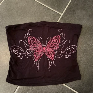 tube top - Svart tubtop från Shein. Endast använd fåtal gånger. Säljer eftersom att den inte används. Inga tecken på användning.   Alla kläder tvättas innan dem skickas!