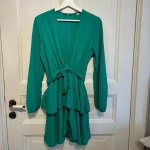 Grön volangklänning med knyte  - Jättefin klänning som tyvärr aldrig kommer till användning. storlek M, köparen står för frakten💗