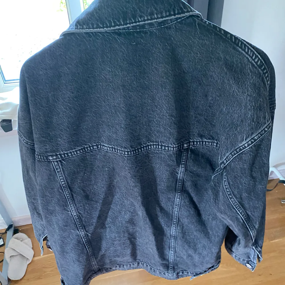 Svart/grå jeans jacka ifrån NA-KD i storlek 36!. Jackor.