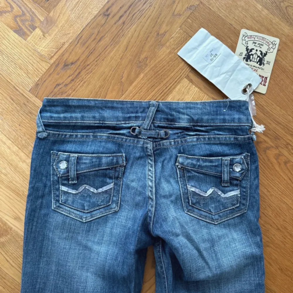 Säljer dessa supersnygga Lågmidjade jeans från Bright Star. Byxorna har coola detaljer och är helt nya med lappen kvar. Säljes då de är för stora. ❤️. Jeans & Byxor.