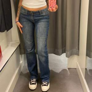 Hej!! Säljer mina super fina lowwaist jeans! De är perfekt i modellen! Lite vida längst ner men ändå typiska y2k passformen! Skulle säga att de passar storlek S 