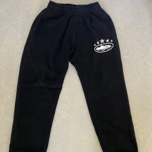 CORTEIZ SWEATPANTS - 	5 STARZ BOTTOMS [BLACK] × 1 MEDIUM W30-W34.  Endast använd fåtal gånger, inga defekter. Köpt från officiella corteiz (kvittobevis finns) 1600 kr inklusive 800 kr tull (tot 2400). Säljer därför generöst för 1300 kr. Köpare betalar frakt! 
