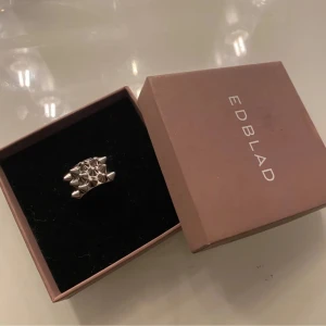 edblad peak ring 💕 - super fin ring från edblad i storlek 16,8 (S) säljer eftersom den inte längre andvände då jag bytt till guld så är ockdå öppen för byten❤️