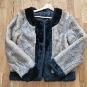 Oäkta pälsjacka  - Så fin pälsjacka! Kommer inte till användning. Väldigt fint skick 🩷