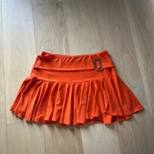 Orange minikjol🧡🧡🧡 - Skitsnygg minikjol med knäppe, storlek S😽