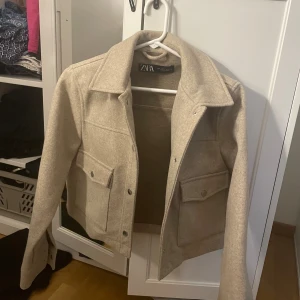 Höstkacka🍁 - Jättefin jacka från Zara i storlek S. Säljer då den ej kommer till användning❤️