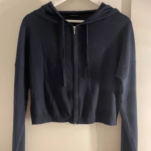 Stickad zip hoodie - Mörkblå zip hoodie från twilfit. Skriv för fler bilder!
