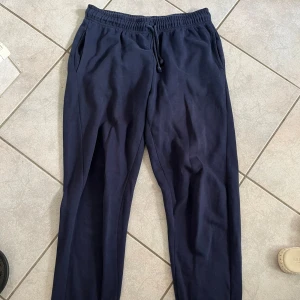 Mörkblå mjukisbyxor från SOC - Säljer ett par mörkblå mjukisbyxor från SOC i storlek S. De är superbekväma med elastisk midja och dragsko för perfekt passform. Perfekta för en chill dag hemma eller lätt träning. Byxorna har också praktiska fickor på sidorna. skriv vid frågor💗