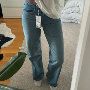 NA-KD Jeans - Säljer dessa helt oanvända jeans från Nakd💕Fick hem fel par byxor än de jag beställde därav aldrig använda🫶🏼Nypris 599!!