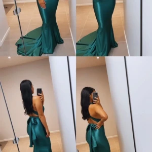 Grön långklänning i satin - Säljer en fantastisk grön långklänning i satin med en elegant öppen rygg och knytning. Klänningen har en tight passform som framhäver figuren och en vacker slits som ger extra rörelsefrihet. Perfekt för fest eller bal!