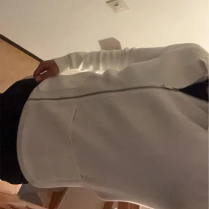 Vit jacka från Selected Homme - Tröjan är från selected homme! säljer pga kommer inte till mer användnings, tröjan är i bra skick 8/10.