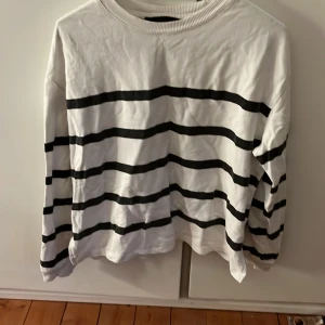 Randig tröja -  Säljer denna super fina tröja från lager 157. Säljer för att den inte kommer till användning längre. Har använts men är ändå i Fint skick. 