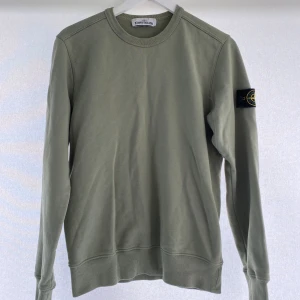 Stone Island Garment Dyed Sweatshirt - Äkta Stone Island Sweatshirt. Garment Dyed. Färg: Sage/Grön. 10/10 condition. Storlek: S. Hör av er vid eventuella frågor!!