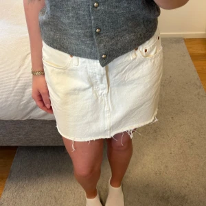 Levi’s icon skirt - Använd 5-10 gånger, inga defekter. Normal i storleken, passar M.