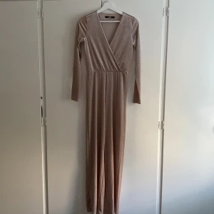 Bik bok jumpsuit - Ljusrosa bikbok jumpsuit i väldigt fint skick, knappt använd. 