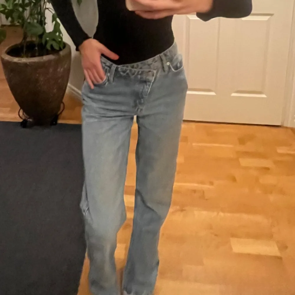 Säljer dessa super coola jeans ifrån Weekday med sne gylf!  De har lite små slitningar längst ner bak men inget som man tänker på, annars ser de helt nya ut🙌🏻 Det är bara att skriva vid frågor eller för fler bilder!  Köp via ”köp nu”❤️. Jeans & Byxor.