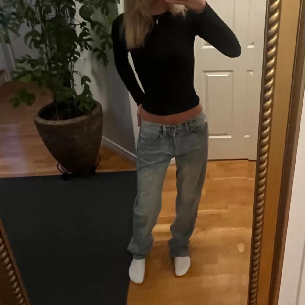 Super coola baggy jeans ifrån brandy i en super fin ljusblå färg🙌🏻  Det är bara att skriva till mig vid frågor eller fler bilder.  Köp via ”köp direkt”! 💗 . Jeans & Byxor.