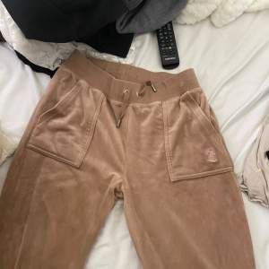 juicy couture i storlek S i färgen warm taupe