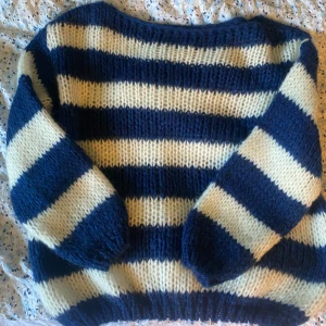 Design by si stickad tröja - En stickad tröja från design by si. Den sitter ganska löst med en bred nacklinje. Supersnygg till hösten! Den är knappt använd så är i toppenskick