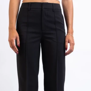 Madlady kostymbyxor - Populära kostymbyxorna från madlady! Snygg rak passform, är medelhög i midjan och har snygga stråveckdetaljer samt inga fickor! Perfekt både till vardags och fest! Storlek EU36 L32