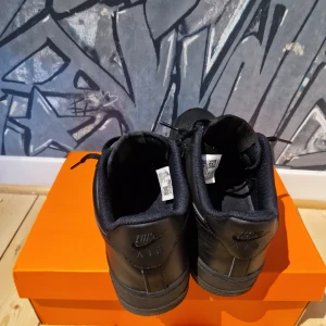 Svarta air force one - Svarta Air Force 1 till salu i ganska bra skick för 750 kr sneakers Endast lätt använda, inga större slitage. 