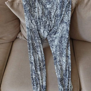 Byxor  - Byxor harhemsliknade sittade blå 1 m långa Djur o rökfritt hem sampackar 