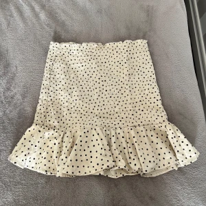 Prickig kjol  - Säljer nu min helt nya svart/beiga prickiga kjol från monki. Storlek m men passar även s. Nypris 299kr mitt pris 100kr, kan diskuteras vid snabb affär☺️