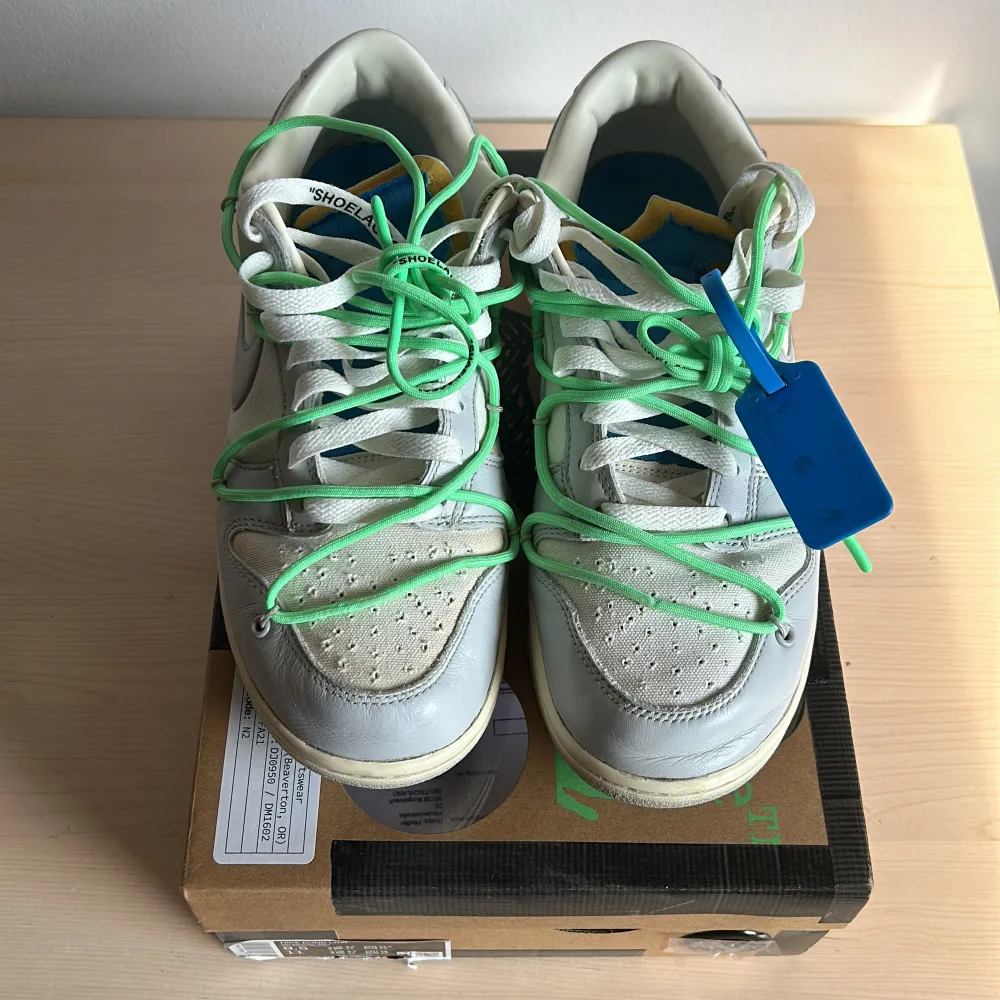 Säljer ett par Off White - Dunk lows LOT 26  Skorna är använda fåtal gånger och i perfekt skick  Storlek på skorna är EU 43 och US 9.5 Skorna är 100% äkta , kvitto från första köparen finns i lådan och det finns en legit check på appen CheckCheck . Skor.