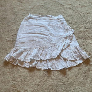 Fin linnekjol - Söt linne kjol med volang från Cubus i storlek 36. Den är i fint skick