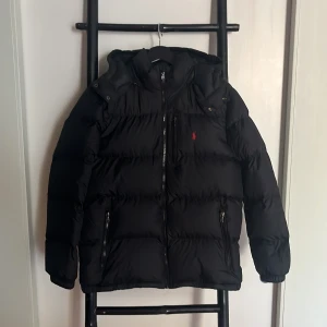 Ralph lauren jacka  - Jag säljer denna jättesnygga Ralph lauren jacka nypris 3000 som är i jättebra skick för att den är för liten för mig. Den är i storlek 18-20 år/S. Den har två väldigt små skador som man inte tänker på eftersom att de sitter innanför jackan, bild 3, 4