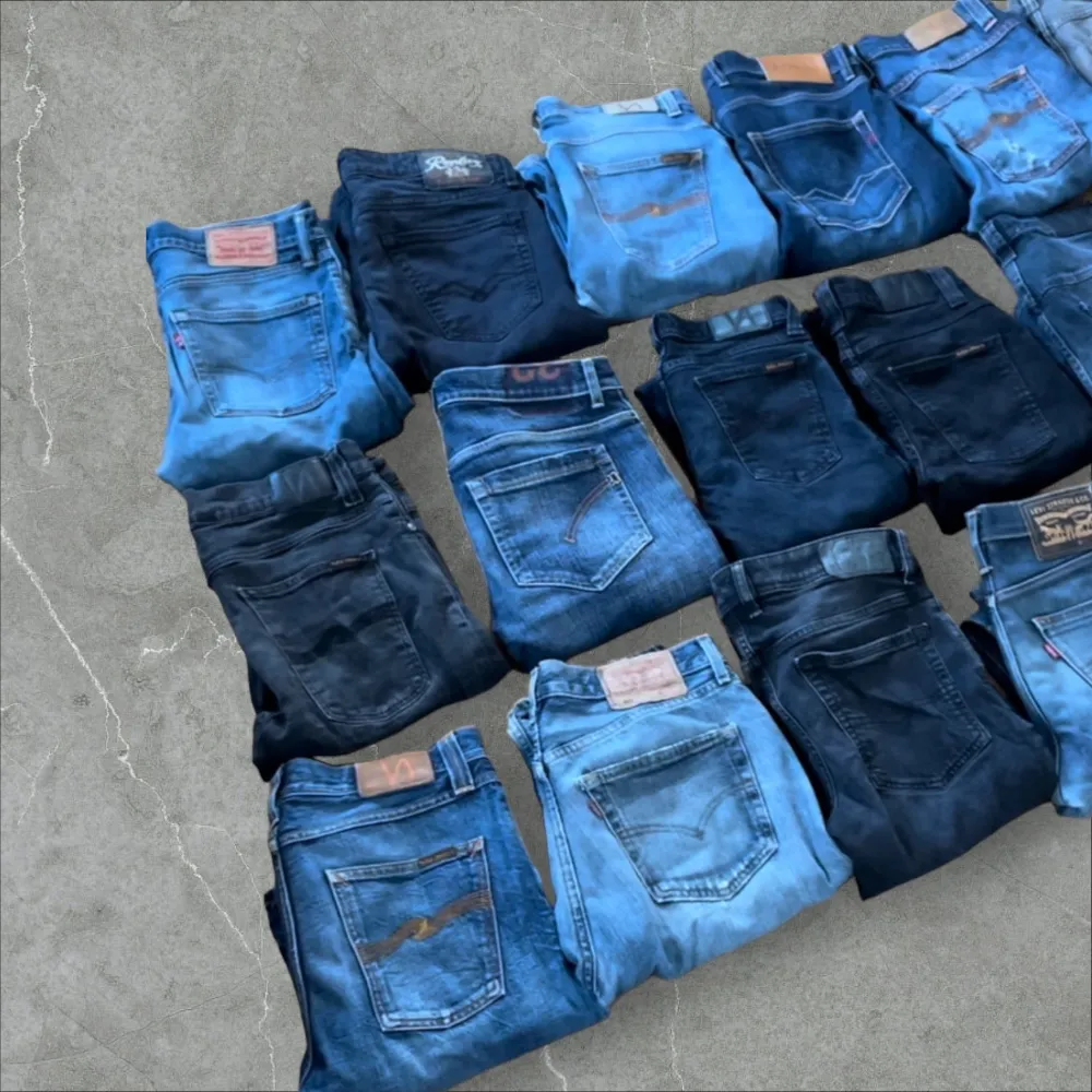 Massa jeans finns ute! Mer kommer snart! Kolla in profilen för att köpa, de som inte finns ute är sålda! . Jeans & Byxor.