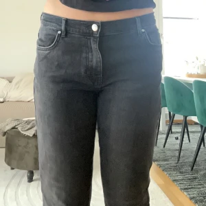 Svarta jeans  - Storlek M/32 från bikbok. Väldigt sköna och töjer sig. Dem va tyvärr för stora för mig men bara blivit använda 2ggr. 