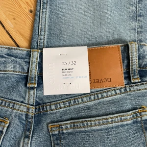 Slim split jeans  - Aldrig använda. Har en split nere vid byxorna. Storlek 25/32
